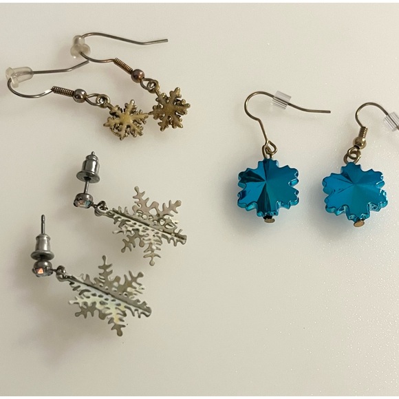 Lot 3 Vintage Christmas Earrings Snowflakes Gold Tone Silver Tone Blue Beaded - Picture 3 of 16